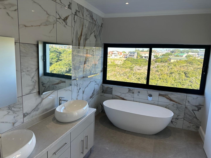 5 Bedroom Property for Sale in Stilbaai Wes Western Cape